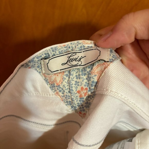 Levi's White Jean Shorts with White Tab and Two Buttons - Picture 13 of 14